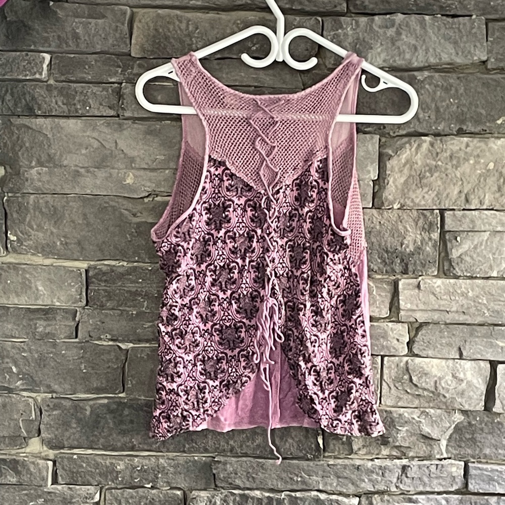 Open back lace top with motifs